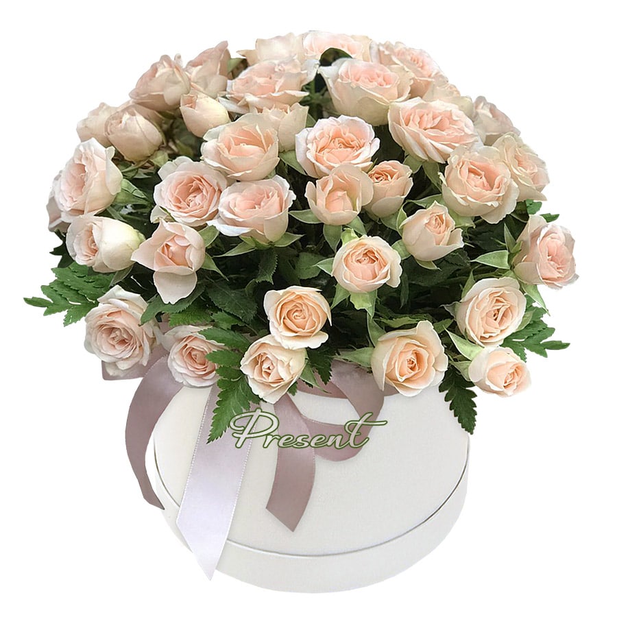 Roses en bouquet dans une boîte à chapeau — tendresse dans chaque pétale
