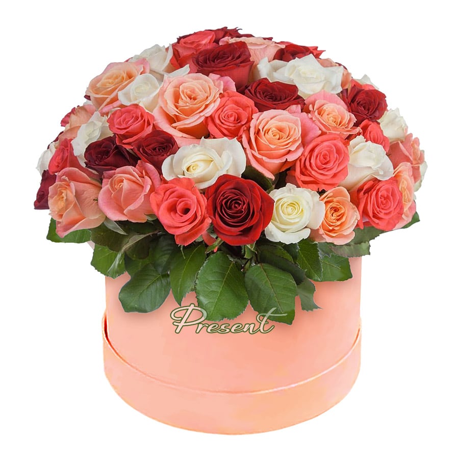 Bunte Rosen in einer Hutschachtel — ein lebendiger Akzent und ein stilvolles Geschenk